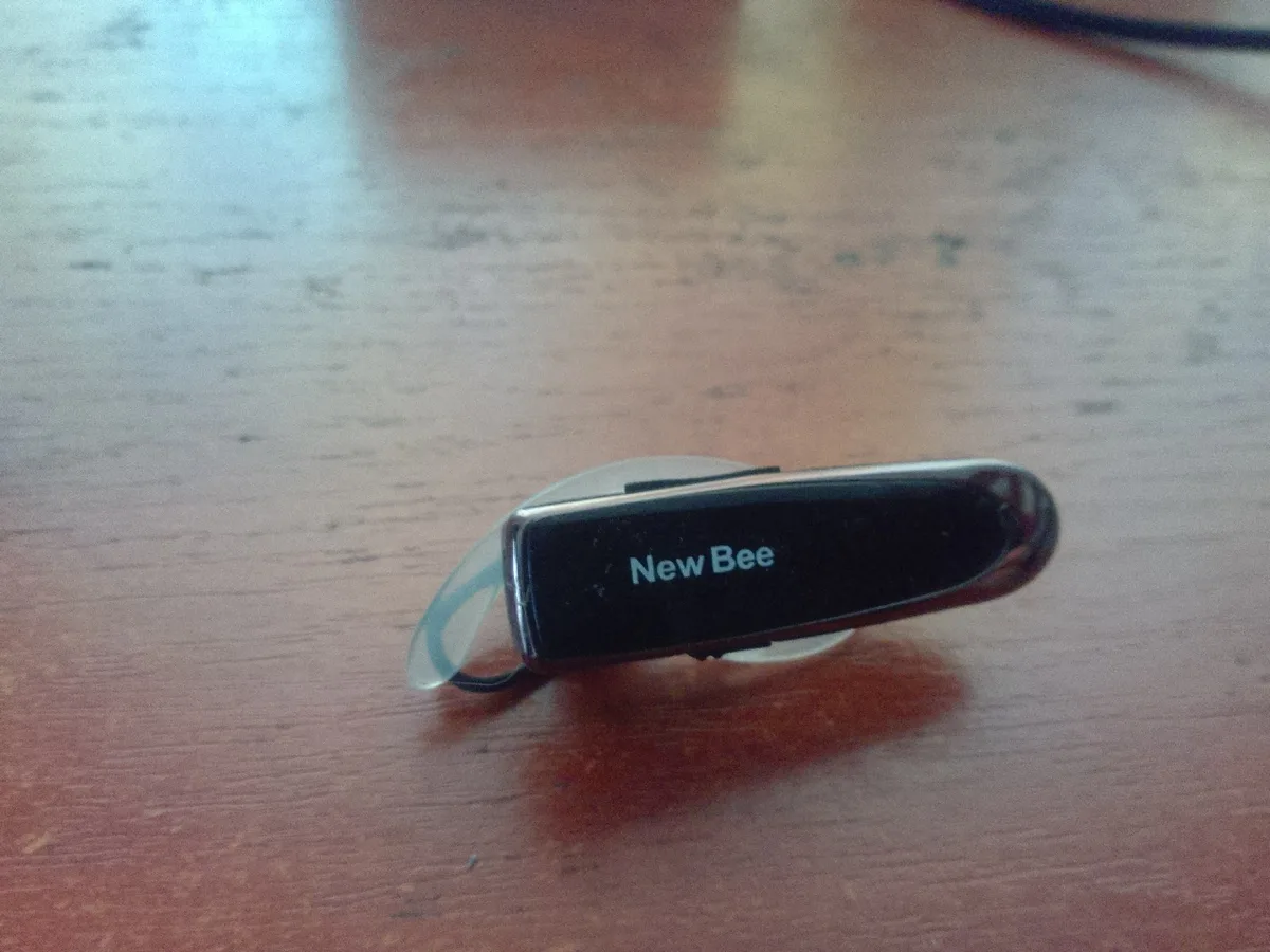 Bluetooth-гарнітура New Bee (б/в, робоча)